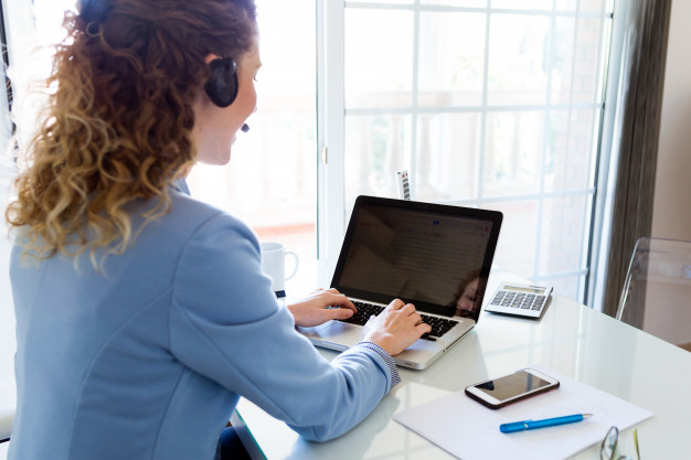 customer-service-operator-talking-on-phone-in-the-office_1301-7539 customer-service-operator-talking-on-phone-in-the-office_1301-7539